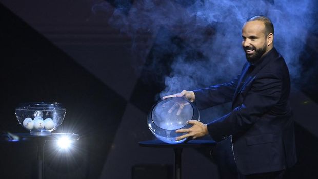 Mario Daniel, Portuguese magician and illusionist, performs with team balls during the draw ceremony for the group stage of the 2025-2026 UEFA Europa League tournament, at the Grimaldi forum in Monaco on August 29, 2025. (Photo by Frederic DIDES / AFP)