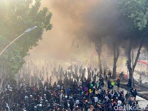 Massa Aksi Demo Ricuh di Grahadi, Polisi Tembakkan Gas Air Mata