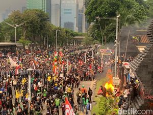 Video Massa Mahasiswa-Ojek Online Kepung Polda Metro Jaya