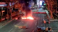 Pendemo di Surabaya Masih Bertahan, Jalanan Membara