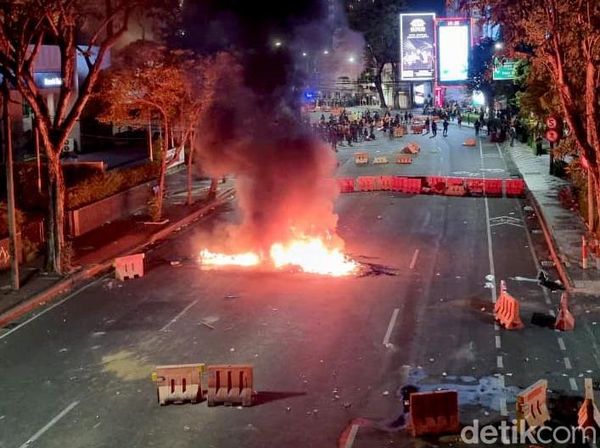 Pendemo di Surabaya Masih Bertahan, Jalanan Membara Pendemo di Surabaya Masih Bertahan, Jalanan Membara