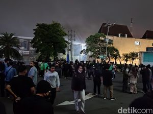 Massa di Polda DIY Selamatkan Diri ke Mal saat Gas Air Mata Ditembakkan