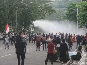 Video: Tak Cuma Pedih di Mata, Gas Air Mata Bahaya untuk Pernapasan Video: Tak Cuma Pedih di Mata, Gas Air Mata Bahaya untuk Pernapasan