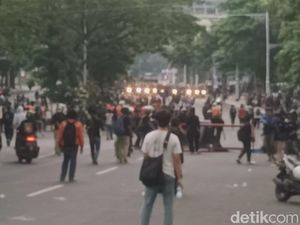 Massa Bertahan di Depan Kantor Gubernur Jateng Meski Dihujani Gas Air Mata Massa Bertahan di Depan Kantor Gubernur Jateng Meski Dihujani Gas Air Mata