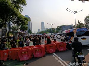 Setengah Jalan Diblokade Massa Demo Polda Metro, Lalin Jalan Sudirman Macet