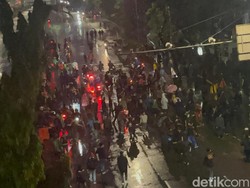Massa Demo Polda Metro Bergeser dari Jalan Sudirman ke Gatsu
