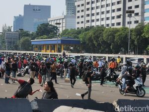 Massa Padati Jalan Depan DPR Sore Ini, Lalin ke Slipi Tersendat