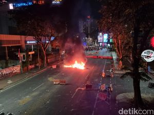 Video Lumpuhnya Jalan Basuki Rahmat Surabaya Imbas Titik Api Demo Meluas