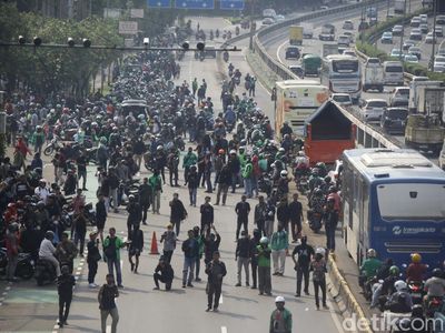 Potret Massa Demo Berdatangan ke Depan Gedung DPR
