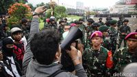 Massa Demo Sempat Jebol Gerbang DPR, Ditenangkan TNI
