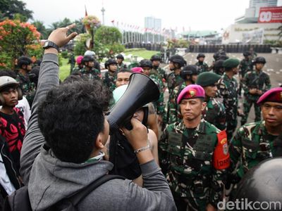 Massa Demo Sempat Jebol Gerbang DPR, Ditenangkan TNI
