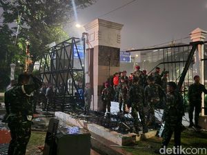 Masih Bertahan, Massa Demo Jebol Pagar Besi Samping Gedung DPR Masih Bertahan, Massa Demo Jebol Pagar Besi Samping Gedung DPR