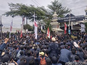 Mahasiswa Bandung Kepung Mapolda Jabar Desak Kasus Ojol Affan Diusut Tuntas Mahasiswa Bandung Kepung Mapolda Jabar Desak Kasus Ojol Affan Diusut Tuntas