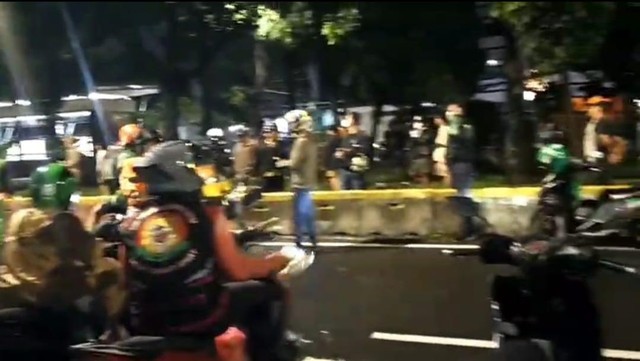 Highlight Dunia Hiburan InsertLive : Ojol Tewas Dilindas Rantis, Massa Masih Kepung Markas Brimob Sambil Teriak Pembunuh