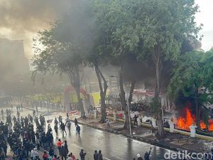 Massa Solidaritas Affan Lempar Petasan hingga Bakar Motor di Grahadi