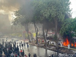 Massa Solidaritas Affan Lempar Petasan hingga Bakar Motor di Grahadi