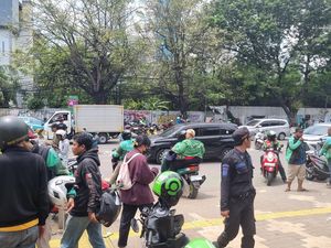 Massa Ojol yang Antar Jasad Affan ke TPU Karet Bivak Membubarkan Diri