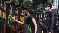 Massa yang Marah Coret-coret hingga Tendang Tameng Polisi
