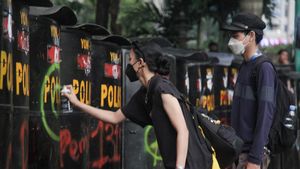 Massa yang Marah Coret-coret hingga Tendang Tameng Polisi