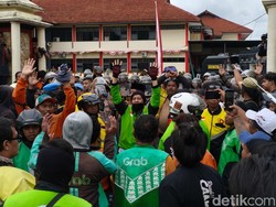 Massa Aksi Driver Ojol Lempari Markas Brimob Manahan Solo Pakai Batu