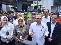 Menko Zulhas Salurkan 5 Ton Beras & Alsintan ke Petani Kebumen