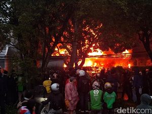 Kronologi Mess MPR RI Dibakar Massa Aksi di Bandung Kronologi Mess MPR RI Dibakar Massa Aksi di Bandung