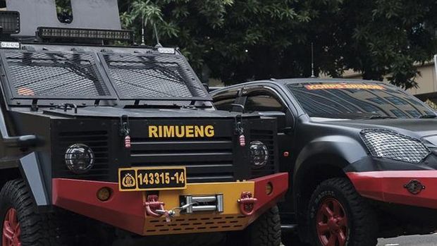 Mobil atau rantis Brimob bertuliskan Rimueng