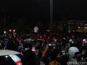 Demo di Polda DIY Ricuh, Polisi Tembakkan Gas Air Mata Demo di Polda DIY Ricuh, Polisi Tembakkan Gas Air Mata