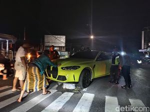 Mobil Sport Nyangkut di Pembatas Jalan, Diduga Milik Wabup Blitar Mobil Sport Nyangkut di Pembatas Jalan, Diduga Milik Wabup Blitar