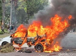 Mobil Terbakar di Tengah Demo Mako Brimob Kwitang, Kepulan Asap Membubung