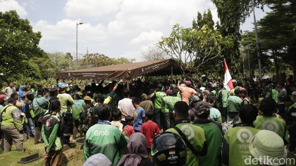 Momen Mengharukan, Ribuan Ojol Antar Jenazah Affan Kurniawan ke Peristirahatan Terakhir