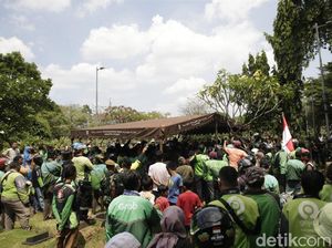 Momen Mengharukan, Ribuan Ojol Antar Jenazah Affan Kurniawan ke Peristirahatan Terakhir Momen Mengharukan, Ribuan Ojol Antar Jenazah Affan Kurniawan ke Peristirahatan Terakhir