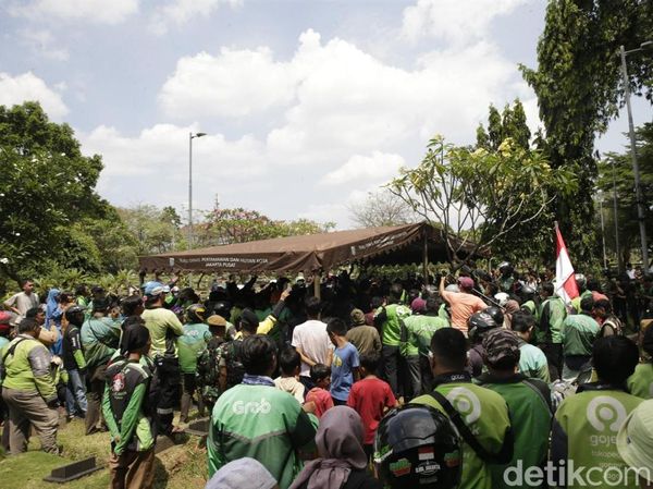 Momen Mengharukan, Ribuan Ojol Antar Jenazah Affan Kurniawan ke Peristirahatan Terakhir