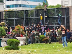 Demo di DPR RI Sore Ini, Massa Jebol Pagar Gerbang Utama