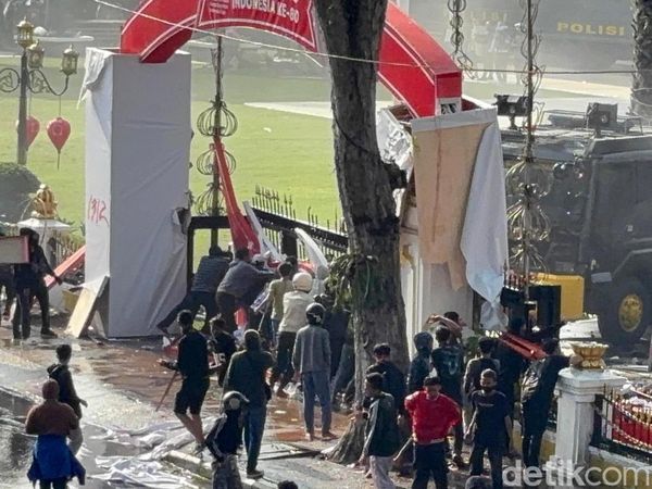 Massa Aksi Jebol Pagar Hingga Motor Terbakar di Grahadi