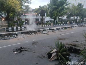 Potret Pot-Fasum Rusak Berserakan Usai Demo di Mako Brimob Solo Potret Pot-Fasum Rusak Berserakan Usai Demo di Mako Brimob Solo