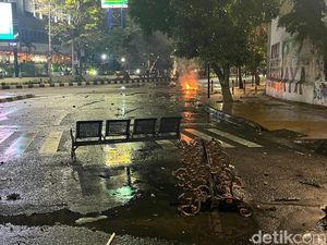 Saling Serang Pendemo Surabaya Vs Polisi, Petasan Dibalas Gas Air Mata Saling Serang Pendemo Surabaya Vs Polisi, Petasan Dibalas Gas Air Mata