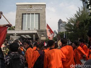 Penampakan Massa Kutuk Tewasnya Affan Kurniawan Kepung Polda Metro