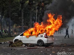 Penampakan Mobil Terbakar di Tengah Aksi Demo Markas Brimob Kwitang Penampakan Mobil Terbakar di Tengah Aksi Demo Markas Brimob Kwitang
