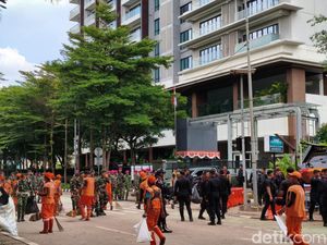 Massa Bubar, Petugas Bersihkan Sampah Sisa Demo Depan Mako Brimob Kwitang Massa Bubar, Petugas Bersihkan Sampah Sisa Demo Depan Mako Brimob Kwitang