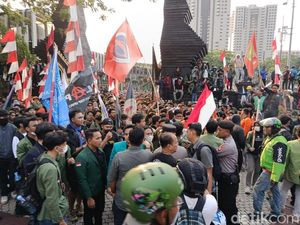 Massa Bela Affan Masuk ke Polda Metro, Minta Bertemu Kapolda Metro