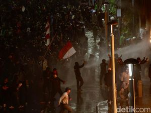 Polisi Bubarkan Demonstrasi di Polda Metro Jaya Polisi Bubarkan Demonstrasi di Polda Metro Jaya