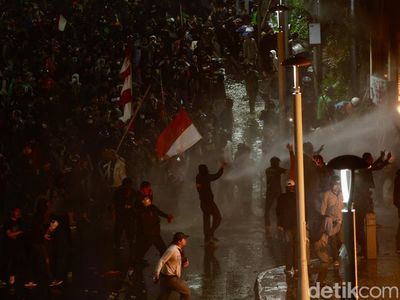 Polisi Bubarkan Demonstrasi di Polda Metro Jaya