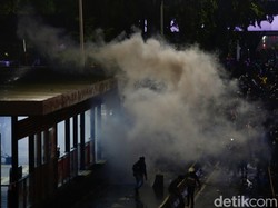 Video: Yang Harus Dilakukan Jika Terkena Gas Air Mata