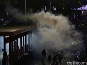Video: Yang Harus Dilakukan Jika Terkena Gas Air Mata Video: Yang Harus Dilakukan Jika Terkena Gas Air Mata