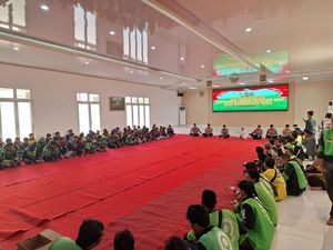 Polisi dan Massa Ojol di Lebak Banten Doa Bersama untuk Affan Kurniawan Polisi dan Massa Ojol di Lebak Banten Doa Bersama untuk Affan Kurniawan