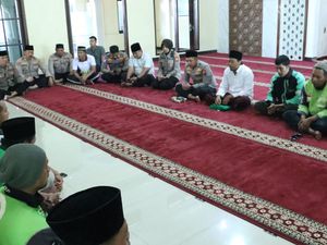 Doakan Ojol Affan, Polres Bangkalan Bersama Warga dan Ojol Salat Gaib