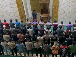 Apa yang Dibaca Imam untuk Meluruskan Shaf?