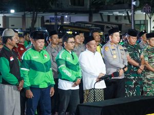 Ratusan Ojol-Polisi di Jombang Gelar Salat Gaib