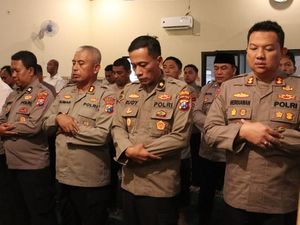 Polisi Kota Mojokerto Salat Gaib untuk Driver Ojol Meninggal di Demo Jakarta Polisi Kota Mojokerto Salat Gaib untuk Driver Ojol Meninggal di Demo Jakarta